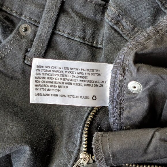 Levi's, Capri Stretch Denim Shorts, Sz 6 - Picture 5 of 10